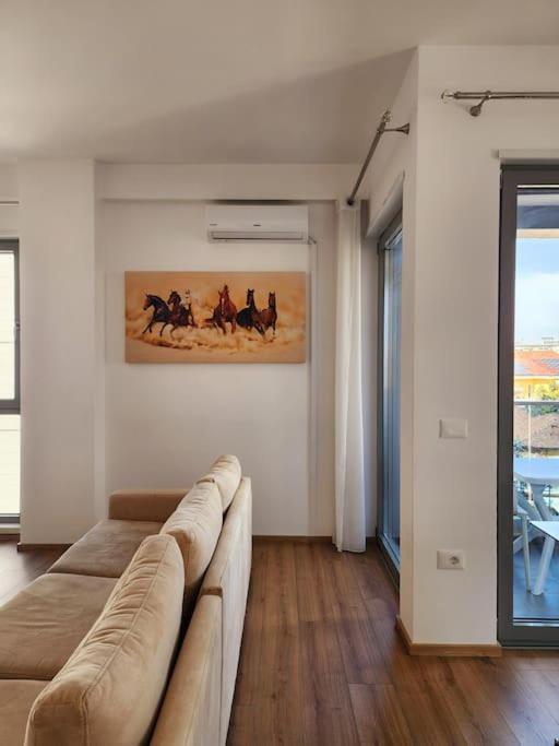Central Deluxe Inn For Three 24H Check In Tirana Exterior photo